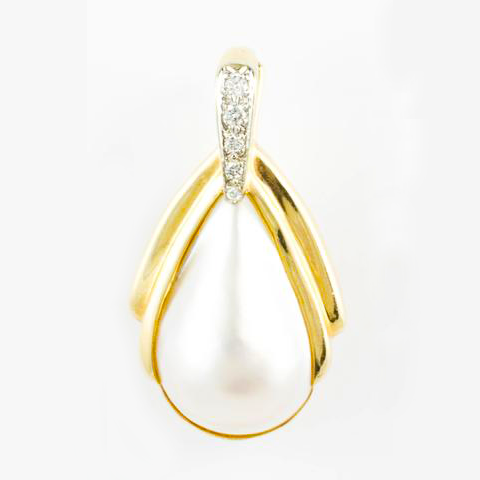 14 Kt Yellow Gold Diamond & Mother of Pearl Charm