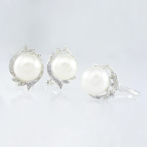 14 Kt White Gold Pearl & Diamond Set